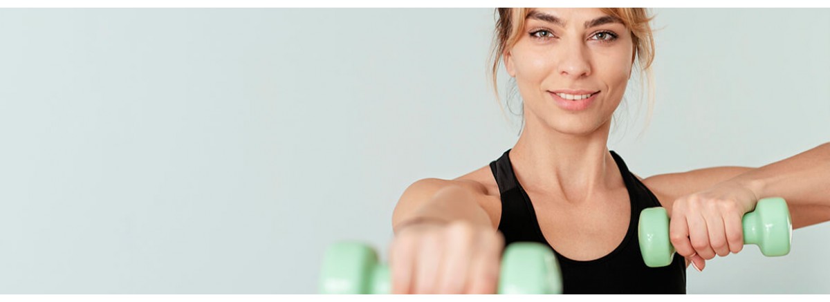 12 упражнений с гантелями для девушек